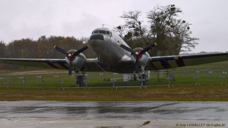 Ce DC-3 a besoin de votre aide / This DC-3 needs your help