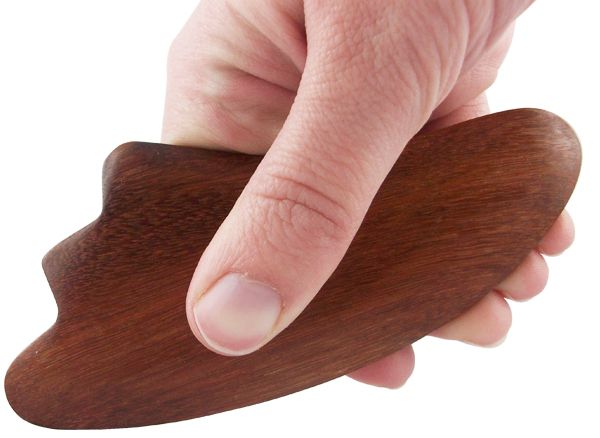 Le Gua Sha est une technique populaire dans la médecine chinoise. En français, on appelle cela le tribo-effleurage. Le Gua Sha consiste à gratter la peau le long de trajets énergétiques appelés méridiens ou vaisseaux à l'aide de cet accessoire.