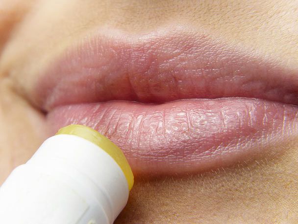 Prendre soin de ses lèvres en cas d'herpès est nécessaire. L'hydratation est le premier geste à avoir pour lutter contre les boutons de fièvre.