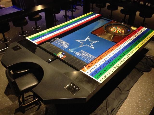 Une table de multicolore.