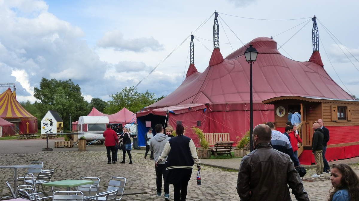 Les parents sont venus en nombre voir ce spectacle dans le chapiteau...