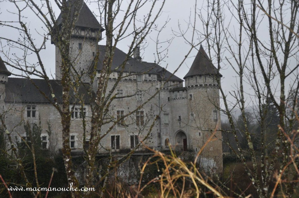Le magnifique château de Cléron (qui ne se visite pas) au bord de La Loue.
