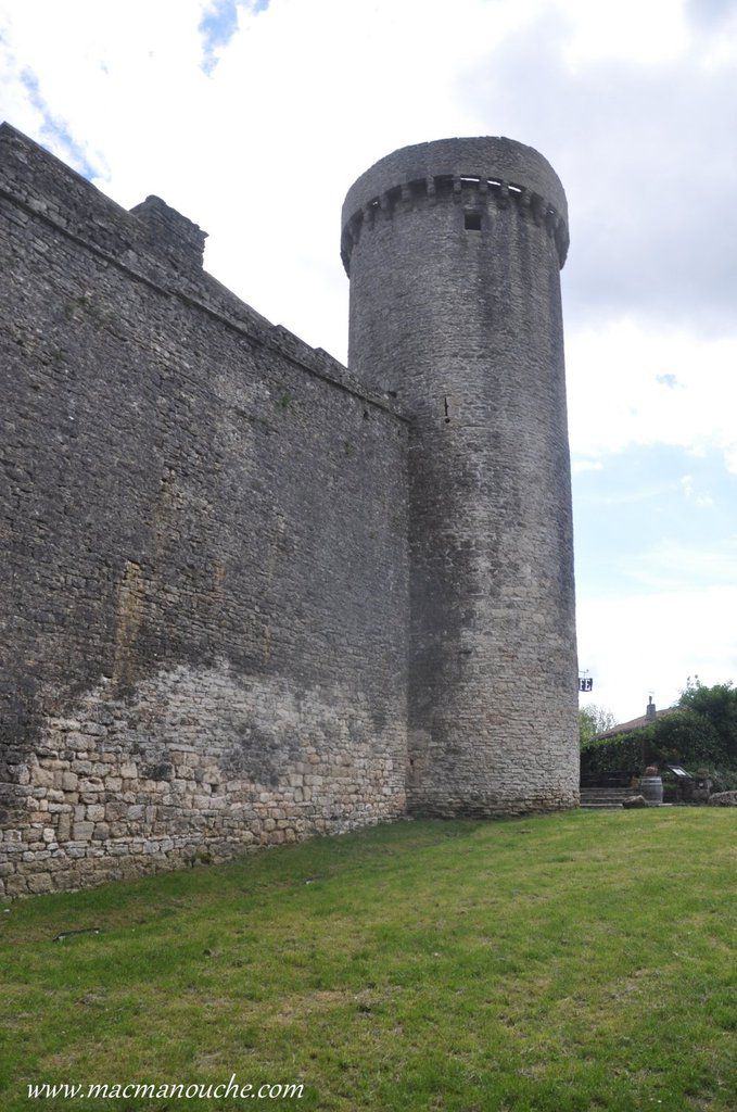 Muraille, de 420 m de long et d’1,30 m d’épaisseur, surmontée d’un chemin de ronde.  Ici la tour Raunier face à la Mairie (voir sur le plan).