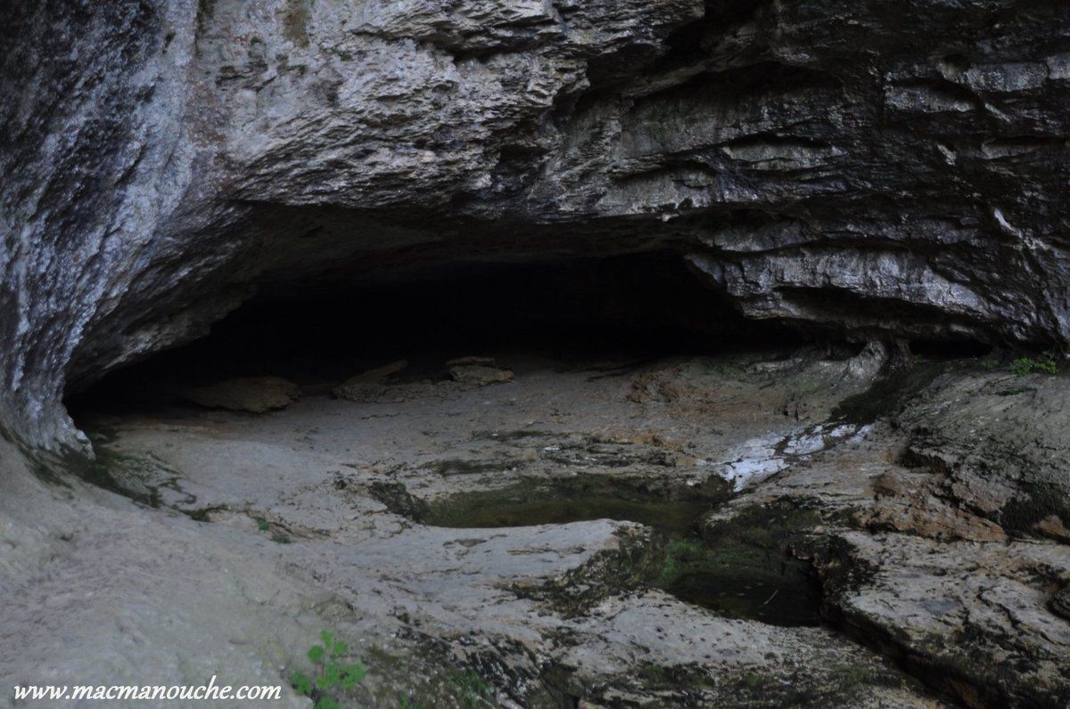 Le fond du porche de la grotte Sarrasine avec le lit du torrent et l'entrée de la grotte 