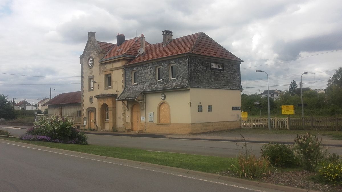 C'est dommage, je n'ai pas trouvé beaucoup de commerces dans ce village !! Une seule boulangerie je crois. J'ai entendu dire, qu'il n'y a pas si longtemps il y avait une coiffeuse...
