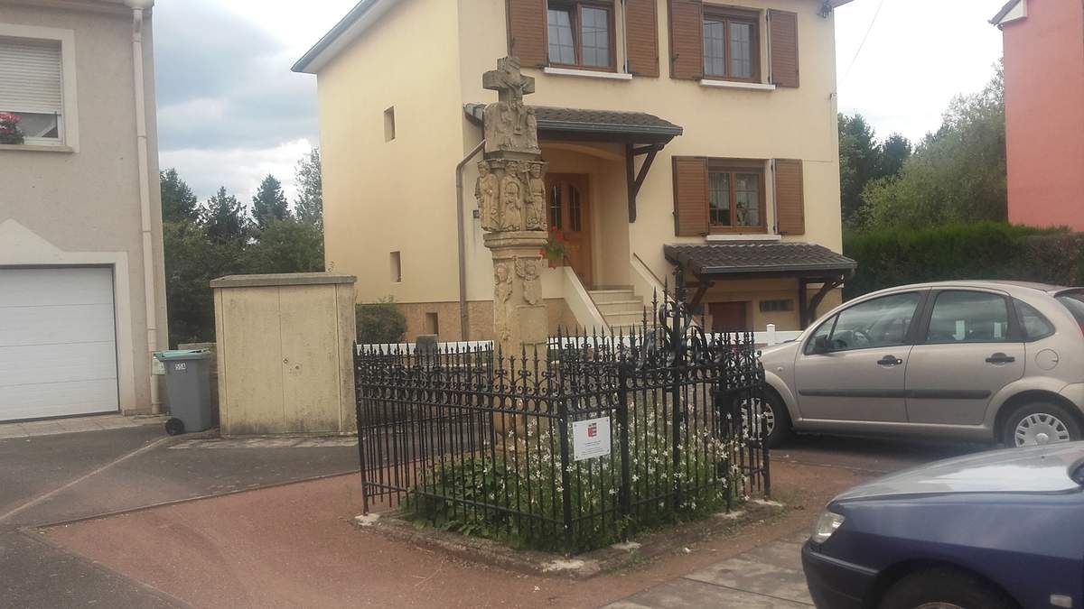 C'est dommage, je n'ai pas trouvé beaucoup de commerces dans ce village !! Une seule boulangerie je crois. J'ai entendu dire, qu'il n'y a pas si longtemps il y avait une coiffeuse...