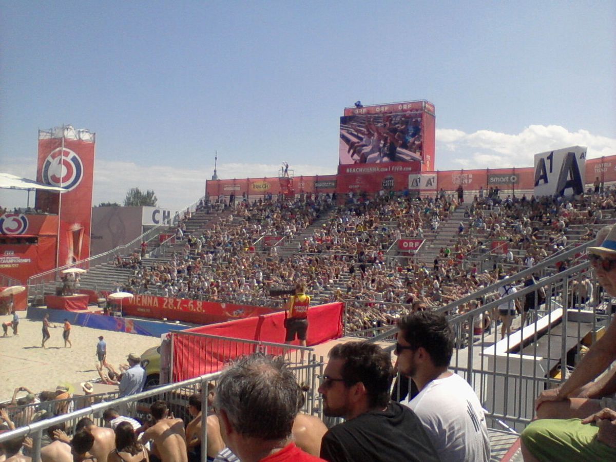 Eine der Haupttribühnen inklusive Video-Wall bei der Beachvolleyball-WM 2017 auf der Wiener Donauinsel