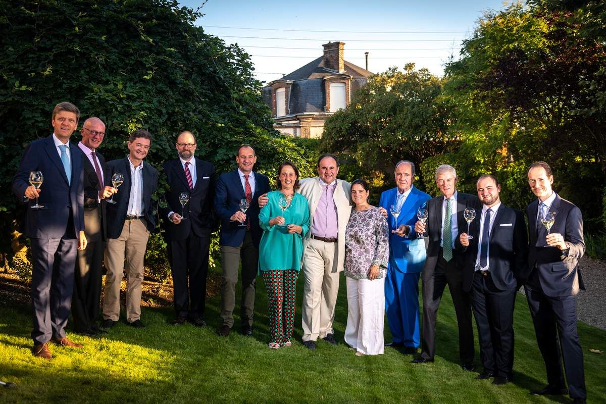De gauche à droite: Frédéric Drouhin (Joseph Drouhin), Egon Müller (Scharzhof), Philippe Sereys de Rothschild (Baron Philippe de Rothschild - Château Mouton Rothschild), Prince Robert de Luxembourg (Domaine Clarence Dillon - Château Haut-Brion), Marc Perrin (Famille Perrin - Beaucastel), Albiera Antinori (Marchesi Antinori), Hubert de Billy (Champagne Pol Roger), Priscilla Incisa della Rocchetta (Tenuta San Guido - Sassicaia), Pablo Alvarez (Tempos Vega Sicilia), Paul Symington (Symington Family Estates), Jean Frédéric Hugel (Famille Hugel) et Miguel Torres (Familia Torres). (Photo Michaël Boudot)