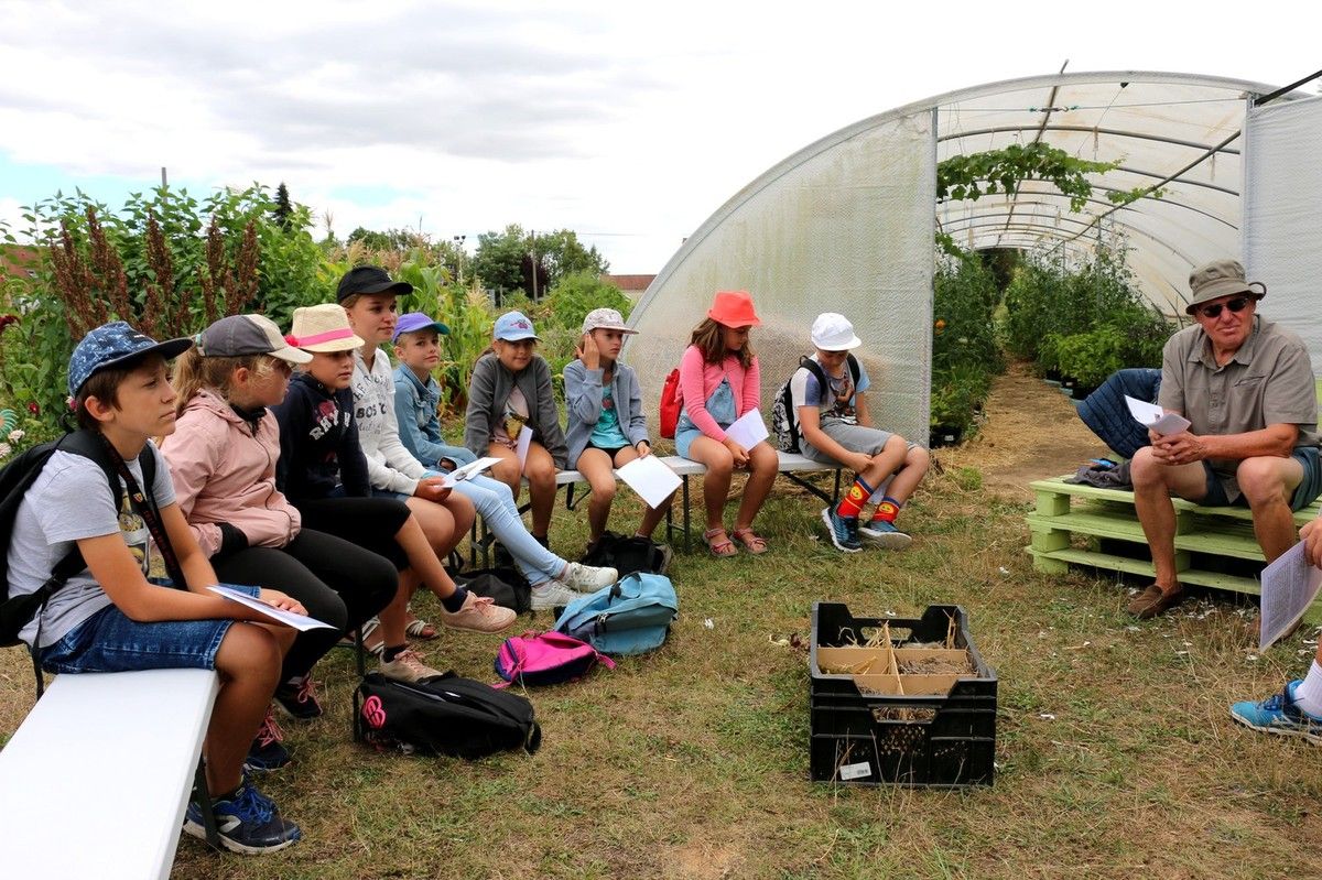 Les enfants du centre de loisirs de Saint Venant accueillis au jardin de l
