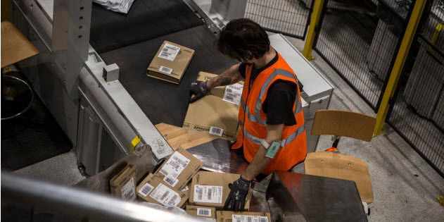 L'appareil vérifie la position des mains pour s'assurer que les salariés soient actifs dans les entrepôts