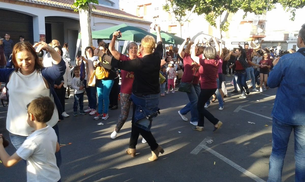 exécution d' une dansà...accompagnée au son des tambours et des dolçainas