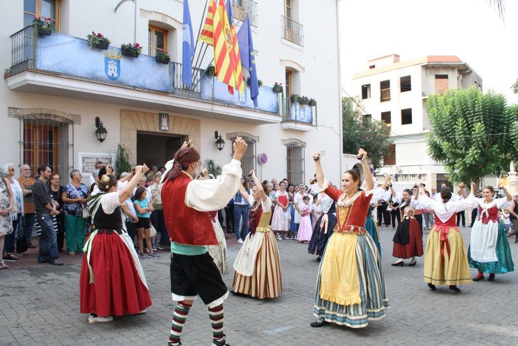 Groupe de danses traditionnelles devant la mairie de mon village