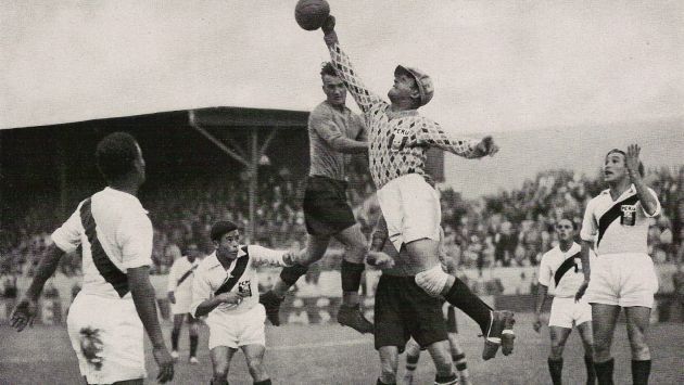 Uscita alta del portiere peruviano Valdivieso in Perù-Austria 4-2 delle Olimpiadi 1936