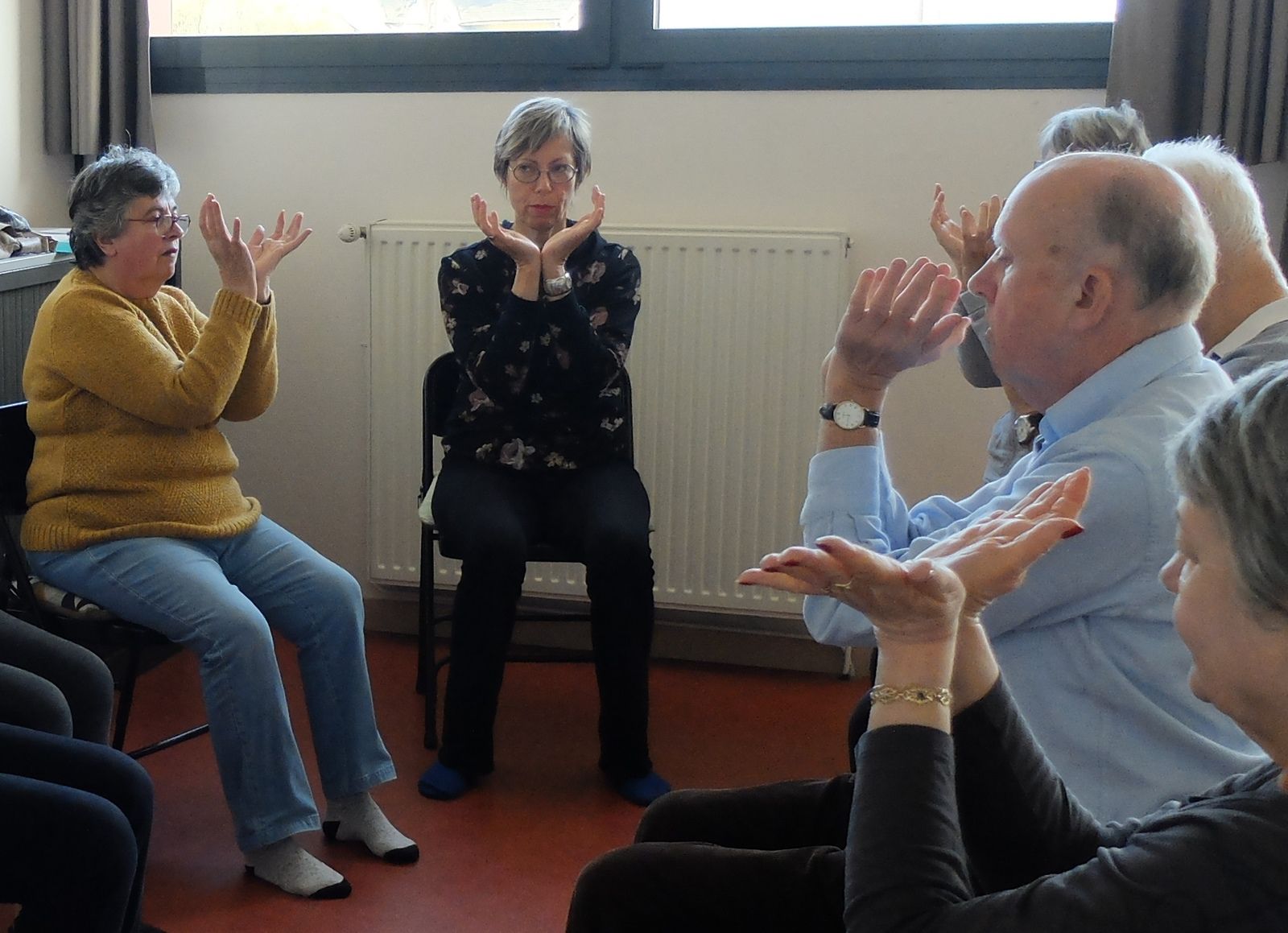 Odile Pragalacis , professeur de Yoga sur chaise