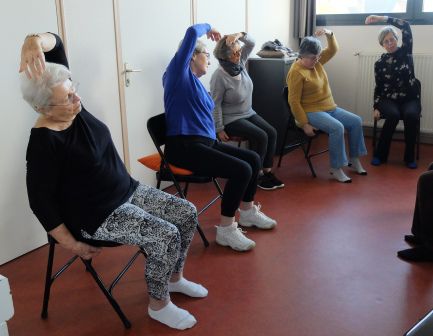 Mouvements de yoga sur chaise