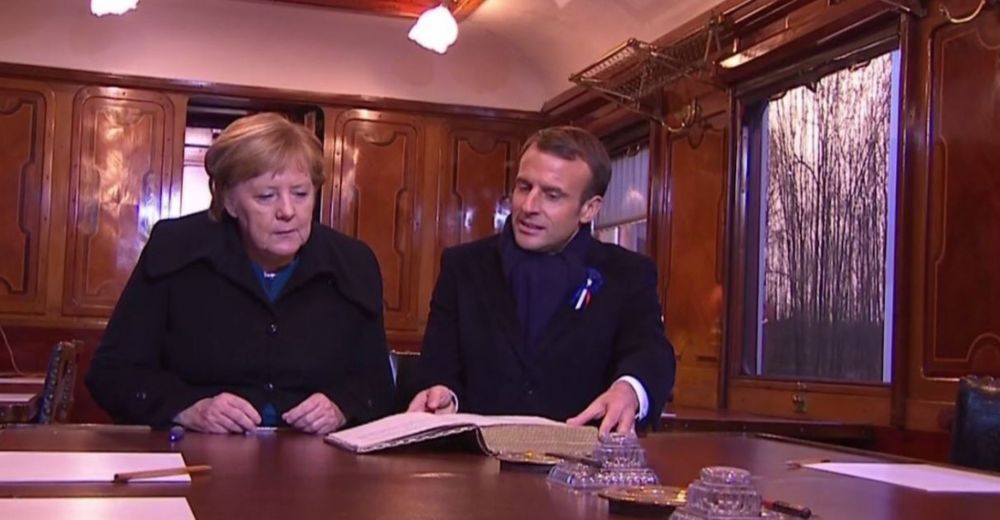 Angela Merkel et Emmanuel Macron, dans le wagon reconstitué. © BFMTV