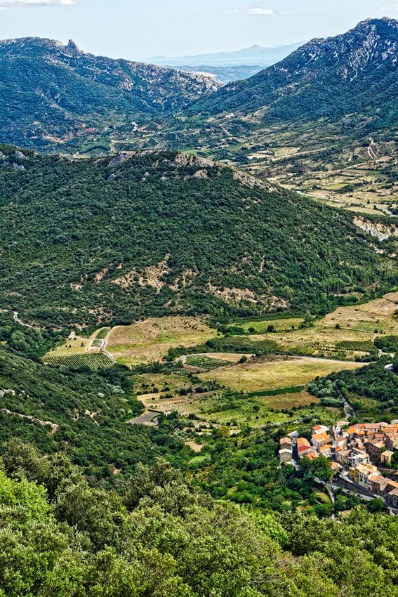 En dessous du château le village de Duilhac  et les vignobles des Corbières. A gauche, juché sur son piton rocheux, le château de Quéribus