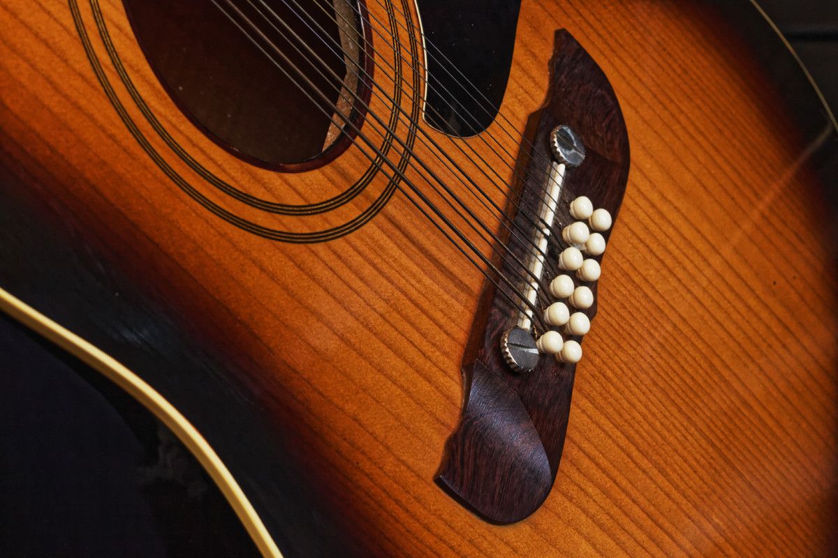 Tout ce qu'il faut savoir sur la guitare 12 cordes