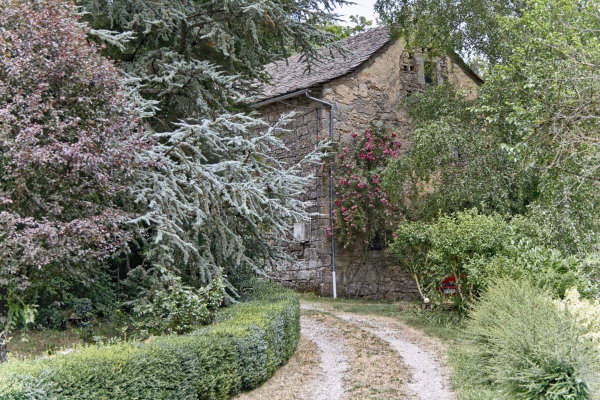Habitation en bordure de l'Aveyron naissant