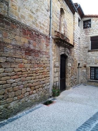 Fanjaux : entrée du couvent.