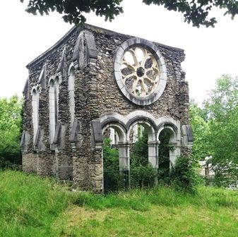 Barbazan : chapelle inachevée. 