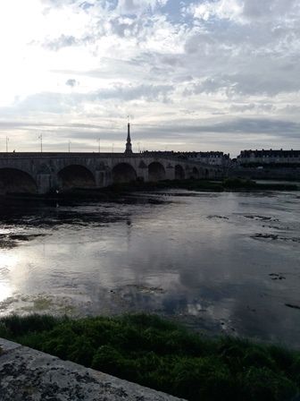 Blois : le pont Jacques-Gabriel.