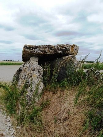Sainte-Maure-de-Touraine : dolmen Pierre Fondue ou Bommiers.