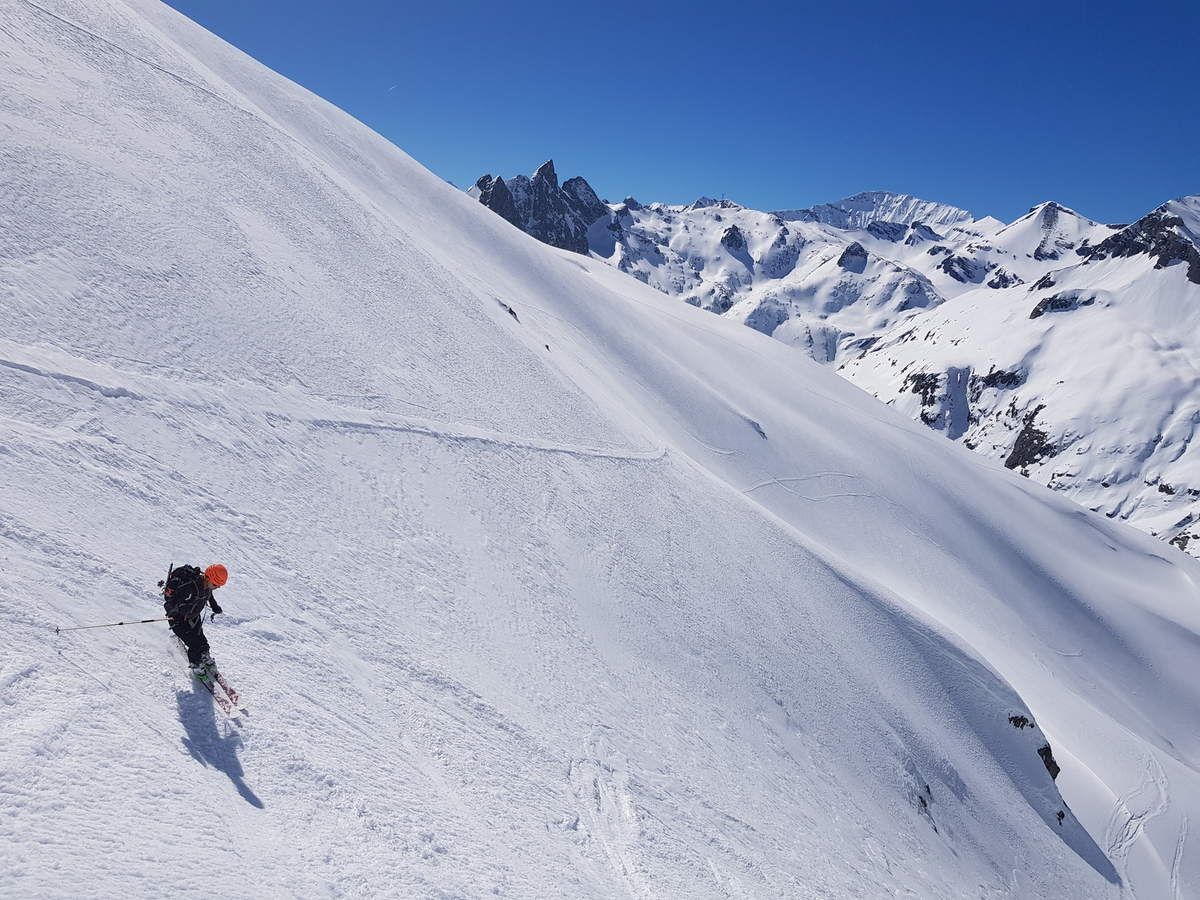 Nico dans la descente en direction du lac d'Emosson