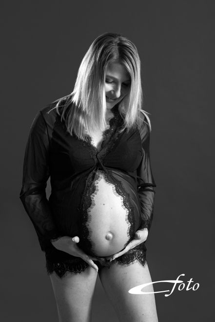 La photographe c-foto  Evreux  spécialiste dans les prises de vue de grossesse .