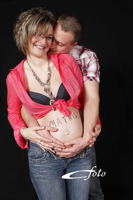 En attendant bébé, ce couple est venu faire une séance photos de grossesse pour garder de beaux souvenirs