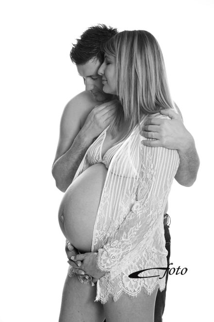 Photo de couple autour de la grossesse faite par la photographe c-foto.