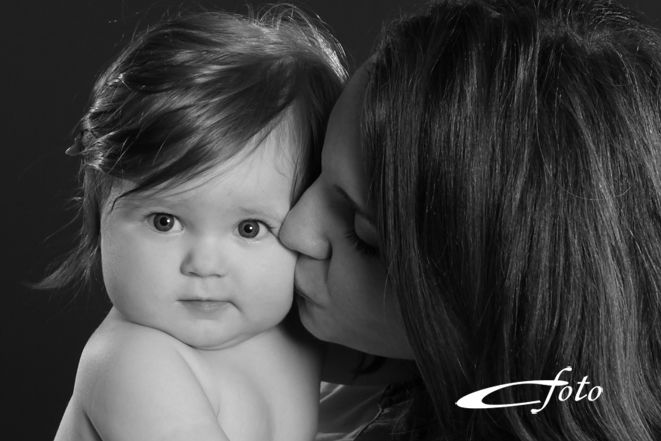Cette jolie photo pleine de tendresse de bébé et sa maman est de la photographe c-foto à evreux