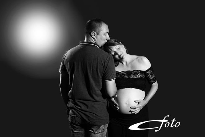 Cette photo du couple pour garder un beau souvenir de la grossesse à été faite par la photographe à Evreux
