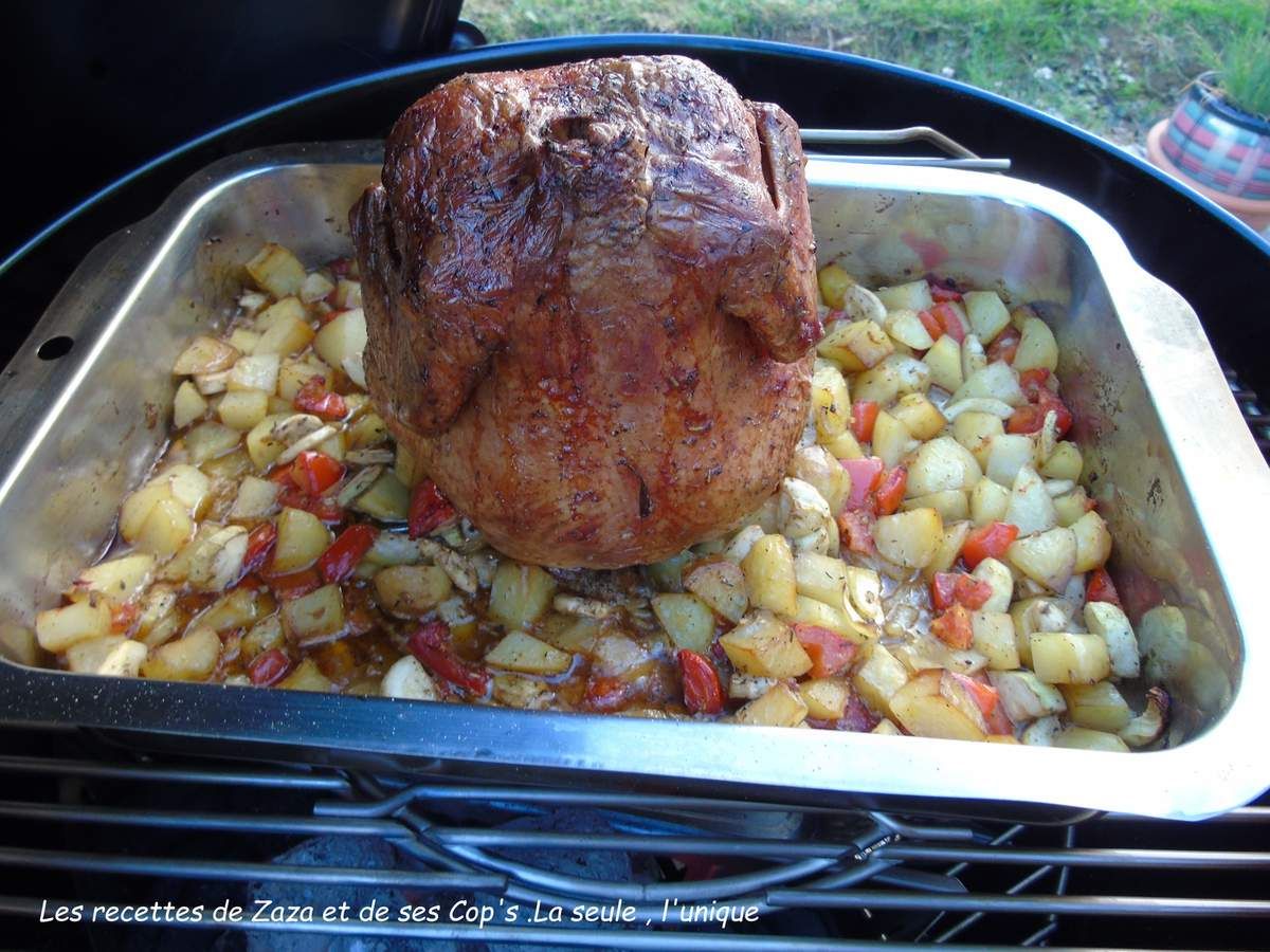 Weber Electrique Braai Avec Poulet Roti Et Pommes De Terre Photo Stock Alamy