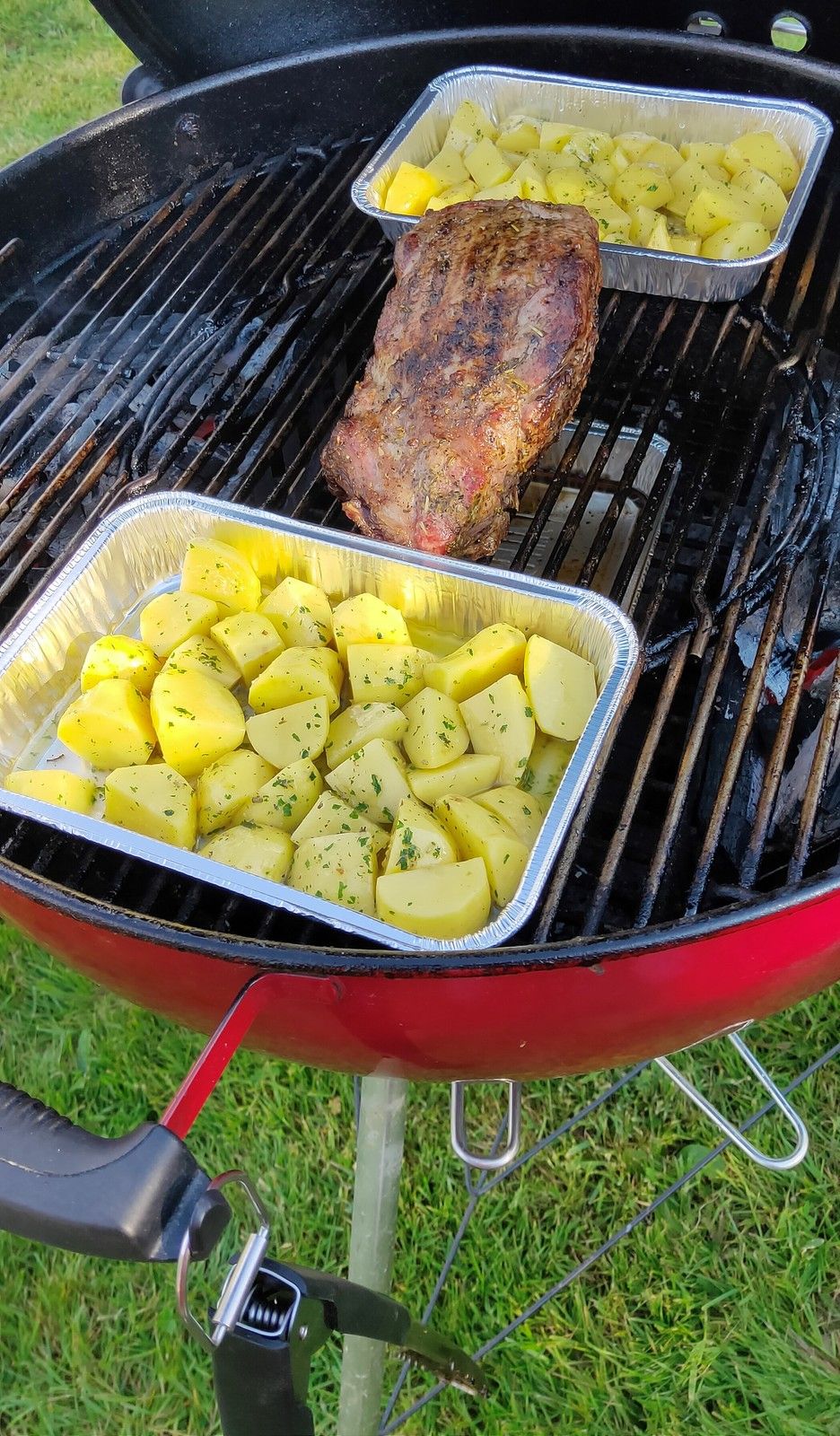 Échine de porc et pommes de terre au BBQ Weber - Les recettes de Zaza .