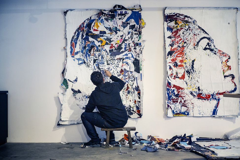 Alexandre Farto alias Vhils dans son atelier à Hongkong, le 6 janvier 2016. Photo Leo Kwok. 