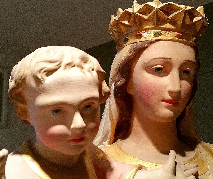 Grande en statue  la Vierge Marie Couronnée avec l’enfant Jésus en plâtre polychrome