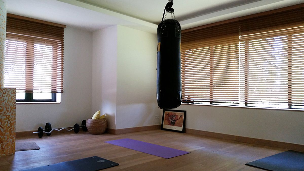 Store à lattes bois dans une salle de sport