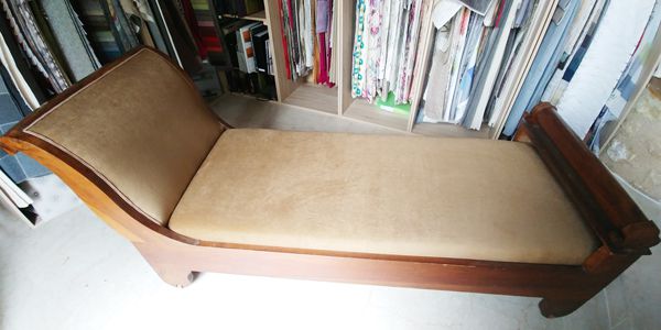 lit de reposrecouvert de velours par l'atelier-Cdéco, tapissier dans le 78