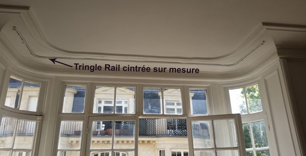 Tringle rail coudée sur mesure pour épouser les courbes du bow-window 