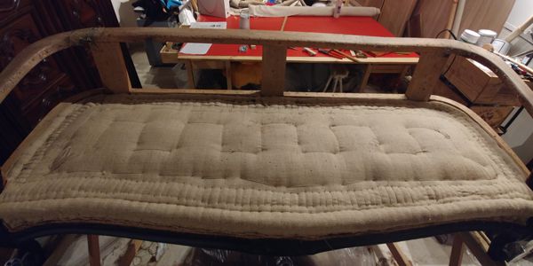 Le piquage de l'assise, étape 5 de la restauration de canapé