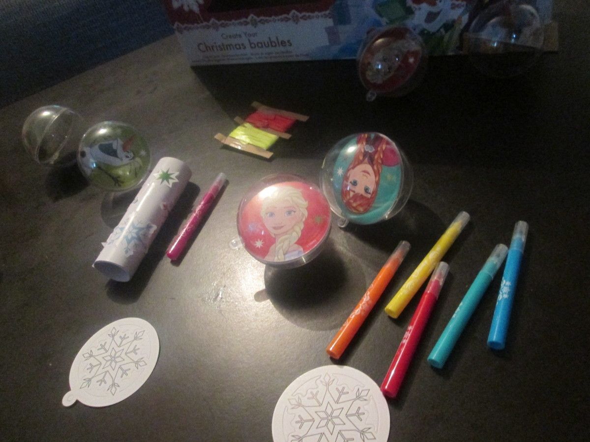 Activité du jour : création de boules de Noël - Maman Et Soignante En ...