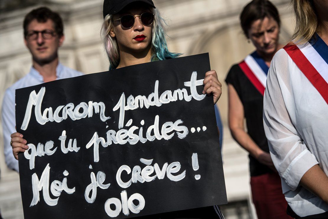 Hommage aux victimes de féminicides devant l'hôtel de ville à Paris