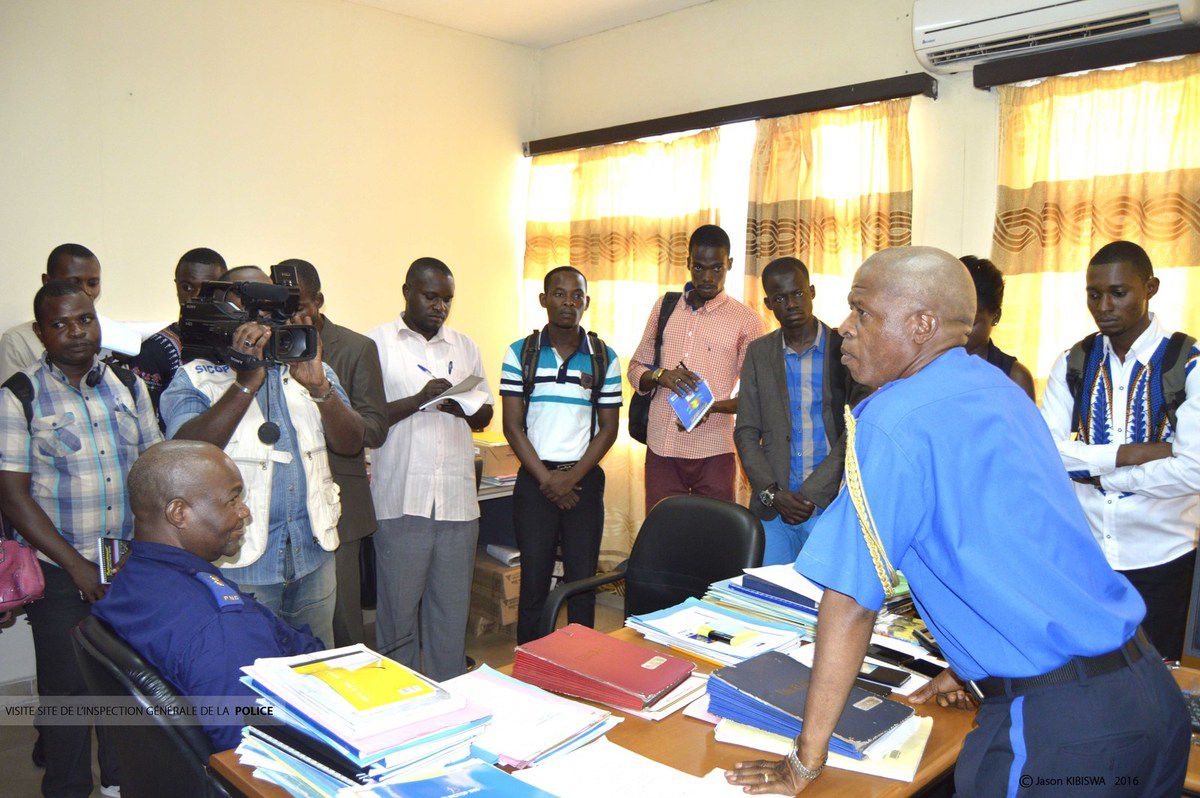 Les blogueurs dans le bureau du Colonel Khinzi Jean Bosco, aux ressources humaines