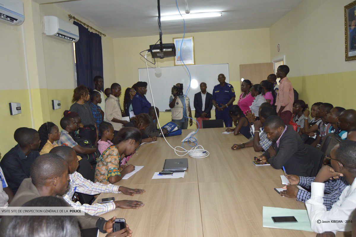 Le Colonel Mbombo, commandant du C3C accueille la délégation des blogueurs.