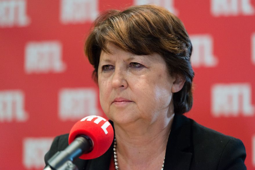 Martine Aubry, sur les traces de Pierre Mauroy, en ayant cumulé les mandats et les fonctions en nombre et en durée !!! Pour la petite anecdote, c'est elle qui avait vampirisé, le pauvre Vandierendonck, en lui faisant passer l'arme à gauche, en 1999, ce qui fut le premier cas très sévère de girouettisme made in Roubaix !!!