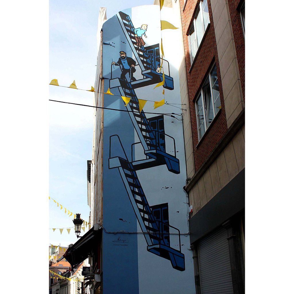 Tintin, Milou et le capitaine Haddock dévalent les marches d’un escalier… - rue de l’Etuve