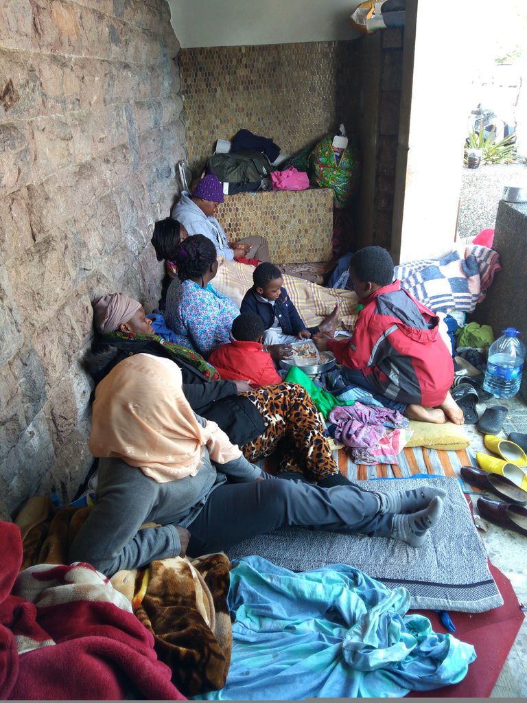 femmes du collectif des 12 avec leurs enfants devant l'entrée du HRC à Rabat pris d'assaut