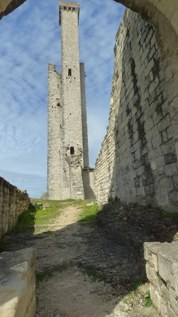 Les vestiges du château de CastelnaudeLévis/Tarn. Créations sur toutes ses formes.