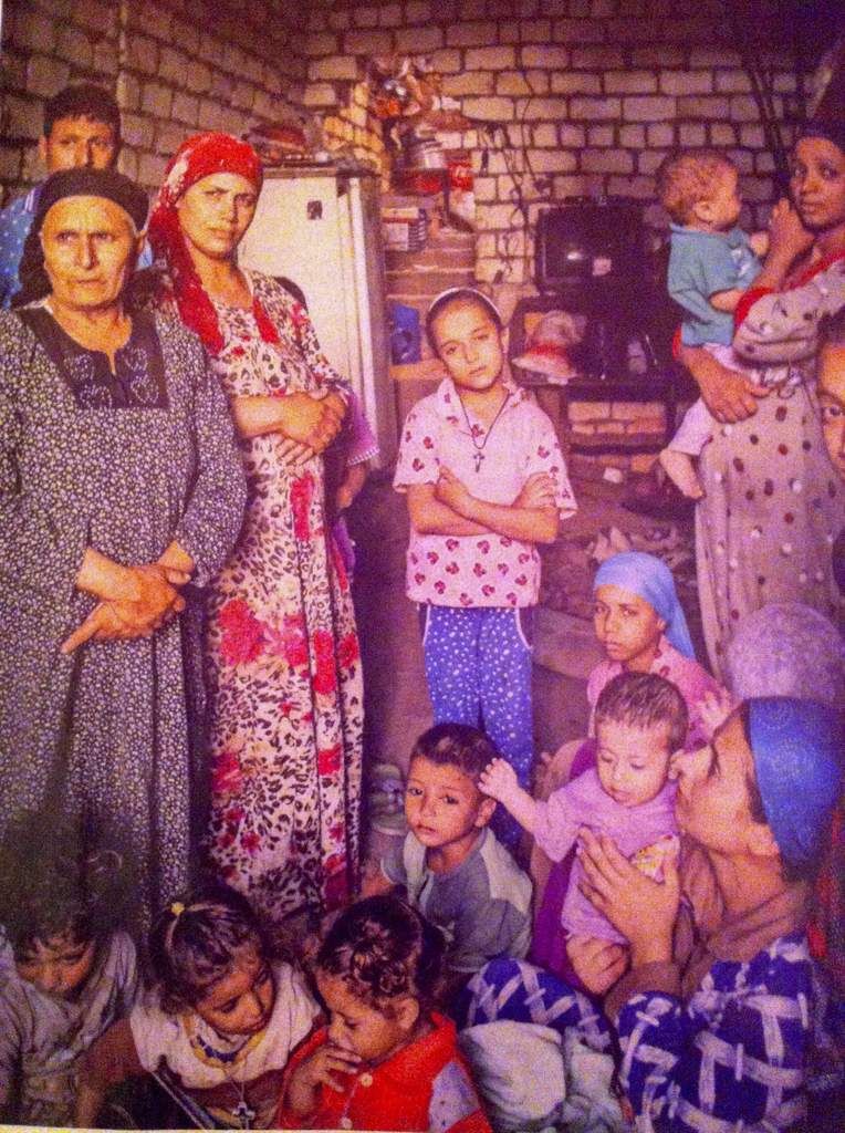 Spoliée depuis la destruction de sa maison par des extrémistes musulmans, la famille Khalaf vit entassée dans cette pièce !